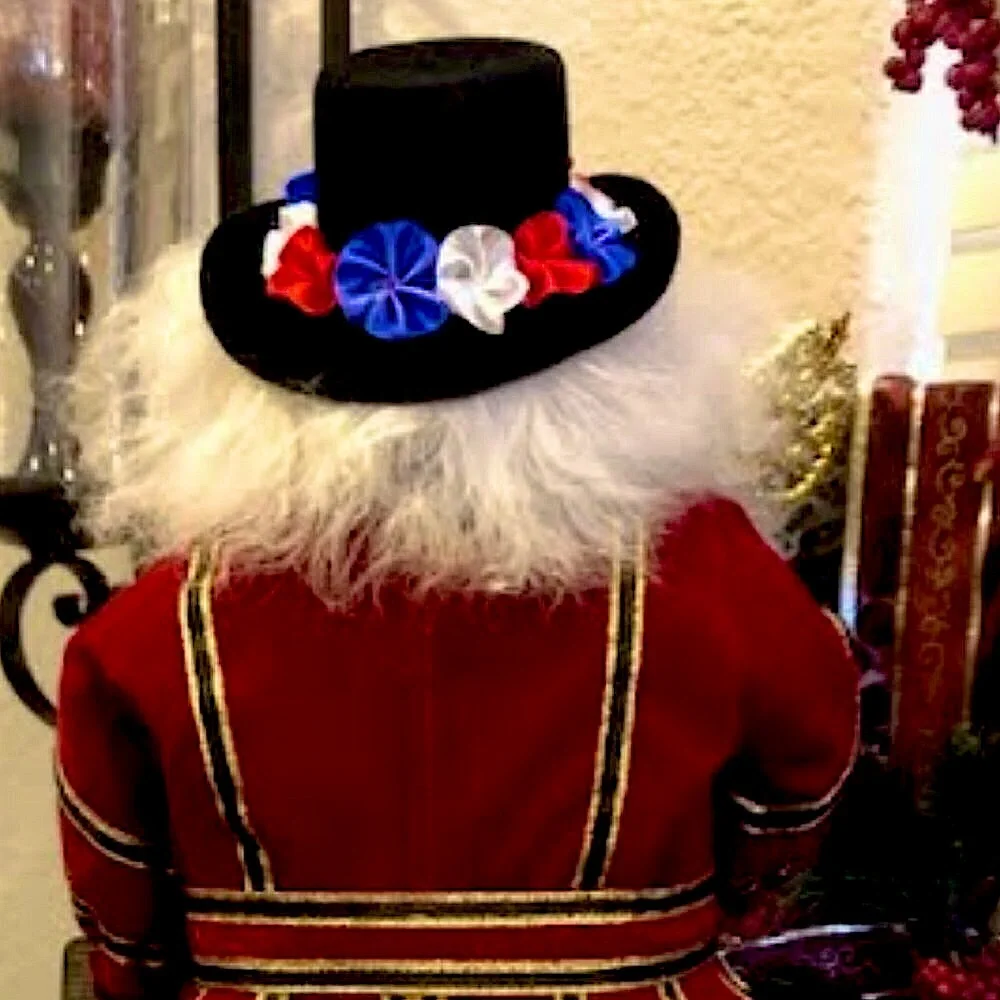 NIB SANTAS WORKSHOP Royal Beefeater Santa Doll Handcrafted Retired Collectible